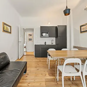 Mooeve Friedrichs Mid , Berlín Alemania